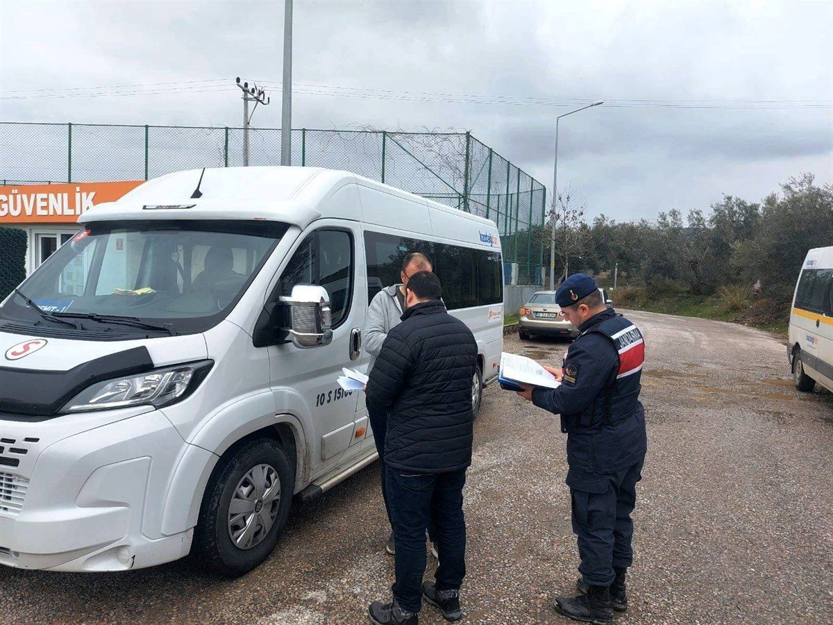 Balıkesir’de Okul Çevrelerinde Sıkı Denetim: Jandarma Çocuklar İçin Sahada