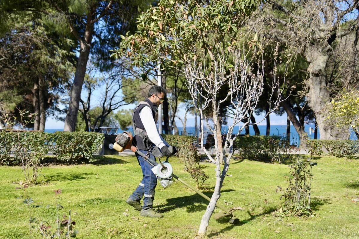 6 Burhaniye Belediyesi Park ve Yeşil Alanlarda Bahar Mesaisi