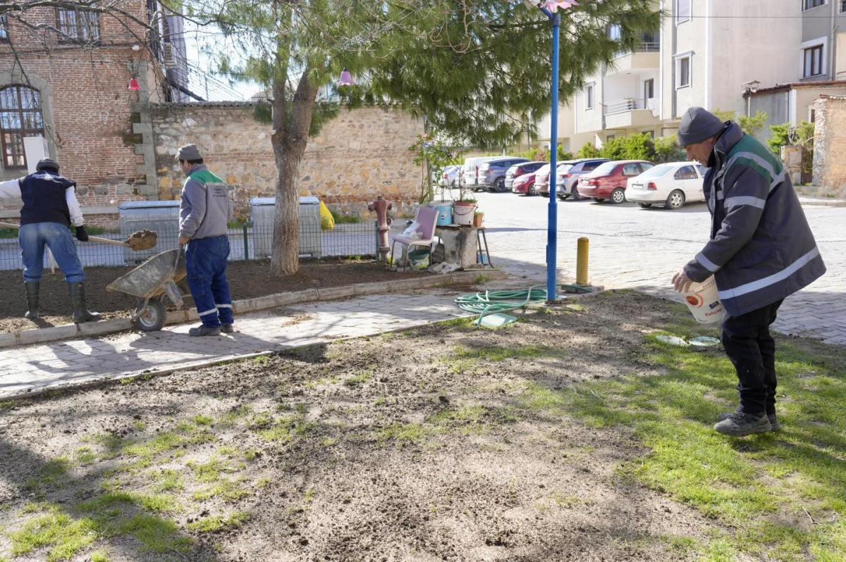 9 Burhaniye Belediyesi Park ve Yeşil Alanlarda Bahar Mesaisi