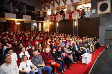 AYVALIK-KADIN-OYUNLARI-FESTIVALI-ALTINCI-KEZ-PERDELERINI-ACTI…-5-360x240 Ayvalık Kadın Oyunları Festivali 2024: Sanatın Gücüyle Kadın Hikayeleri