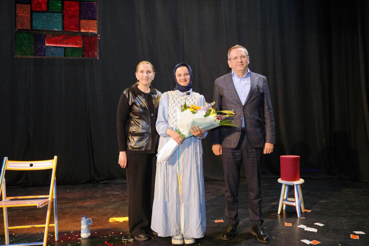 AYVALIK-KADIN-OYUNLARI-FESTIVALI-ALTINCI-KEZ-PERDELERINI-ACTI…-6 Ayvalık Kadın Oyunları Festivali 2024: Sanatın Gücüyle Kadın Hikayeleri