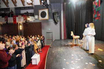 AYVALIK-KADIN-OYUNLARI-FESTIVALI-ALTINCI-KEZ-PERDELERINI-ACTI…-8-360x240 Ayvalık Kadın Oyunları Festivali 2024: Sanatın Gücüyle Kadın Hikayeleri