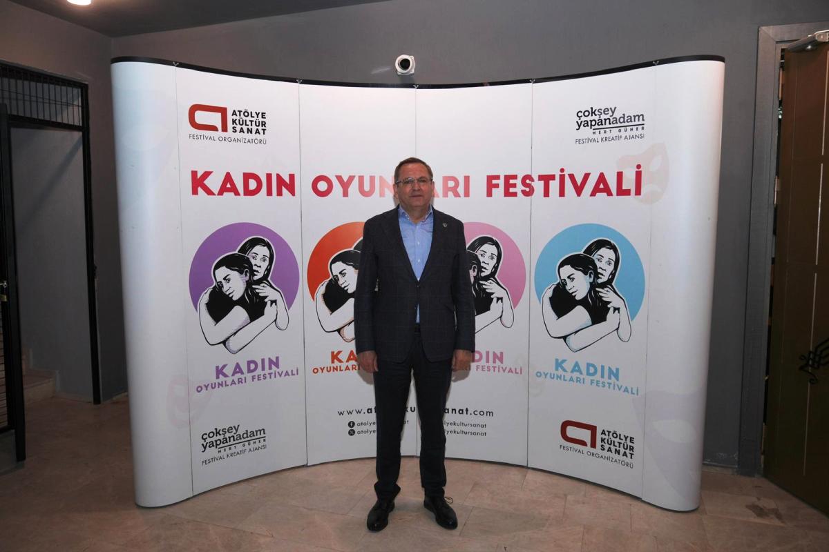 AYVALIK-KADIN-OYUNLARI-FESTIVALI-ALTINCI-KEZ-PERDELERINI-ACTI…-9 Ayvalık Kadın Oyunları Festivali 2024: Sanatın Gücüyle Kadın Hikayeleri