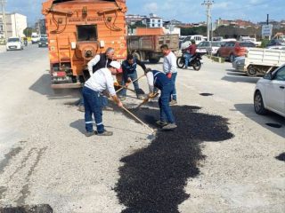 Burhaniye-Belediyesi-Fen-Isleri-2-320x240 Burhaniye Belediyesi Fen İşleri Sahada: Yol ve Altyapı Hamlesi