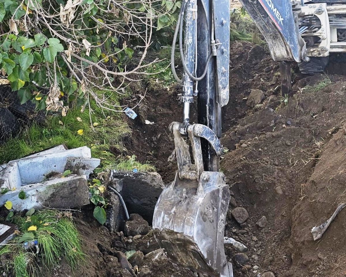 Burhaniye-Belediyesi-Fen-Isleri-4 Burhaniye Belediyesi Fen İşleri Sahada: Yol ve Altyapı Hamlesi