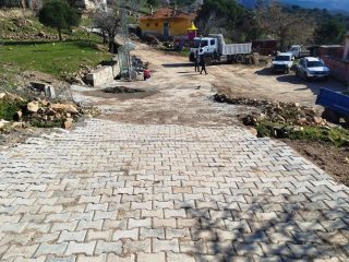 Burhaniye-Belediyesi-Fen-Isleri-7-320x240 Burhaniye Belediyesi Fen İşleri Sahada: Yol ve Altyapı Hamlesi