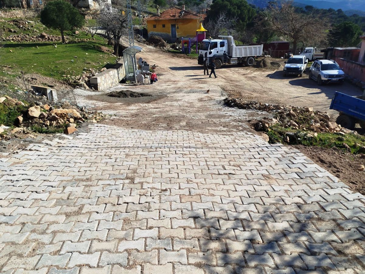 Burhaniye-Belediyesi-Fen-Isleri-7 Burhaniye Belediyesi Fen İşleri Sahada: Yol ve Altyapı Hamlesi