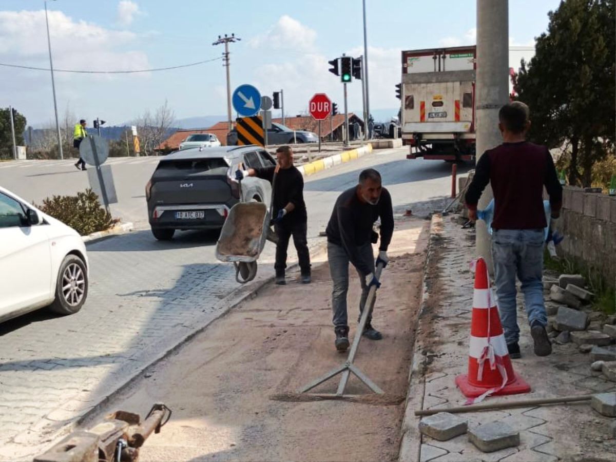 Burhaniye-Belediyesi-Fen-Isleri-8 Burhaniye Belediyesi Fen İşleri Sahada: Yol ve Altyapı Hamlesi