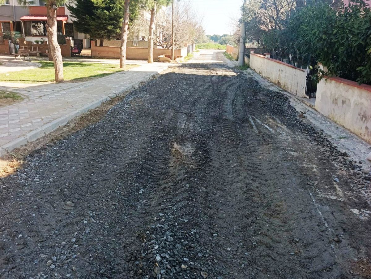 Burhaniye-Belediyesi-Fen-Isleri-9 Burhaniye Belediyesi Fen İşleri Sahada: Yol ve Altyapı Hamlesi