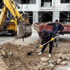 EDREMIT-BELEDIYESI-ALTINKUMDA-VE-KADIKOYDE-YOLLARI-YENILIYOR-1_800x800-240x240 Edremit’te Yol Yenileme: 2 Mahallede Çalışma