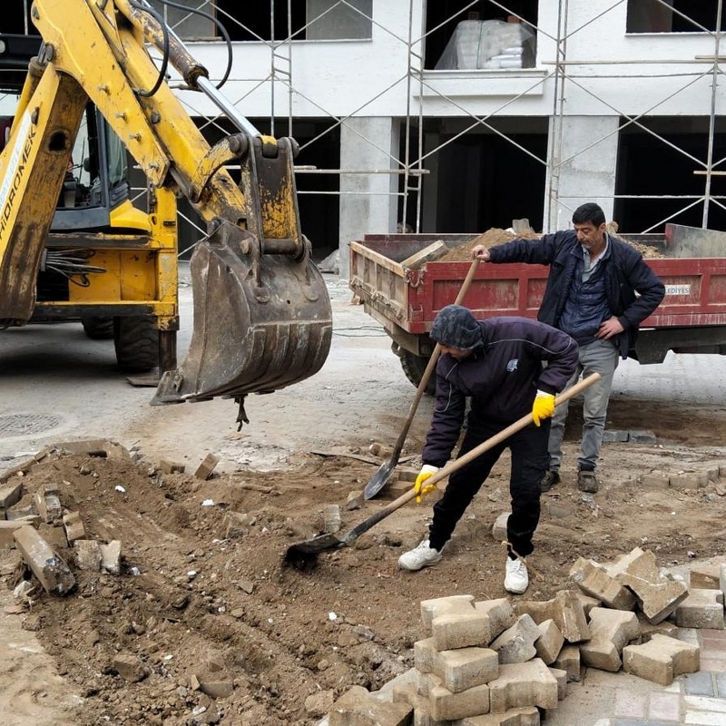 EDREMIT-BELEDIYESI-ALTINKUMDA-VE-KADIKOYDE-YOLLARI-YENILIYOR-1_800x800 Edremit’te Yol Yenileme: 2 Mahallede Çalışma