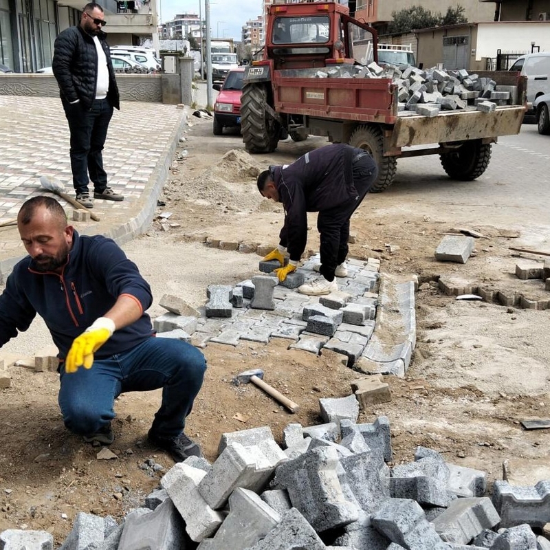 EDREMIT-BELEDIYESI-ALTINKUMDA-VE-KADIKOYDE-YOLLARI-YENILIYOR-2_800x800 Edremit’te Yol Yenileme: 2 Mahallede Çalışma