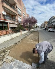 EDREMIT-BELEDIYESI-ALTINKUMDA-VE-KADIKOYDE-YOLLARI-YENILIYOR-6_640x800-192x240 Edremit’te Yol Yenileme: 2 Mahallede Çalışma