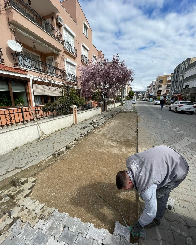 Edremit’te Yol Yenileme: 2 Mahallede Çalışma