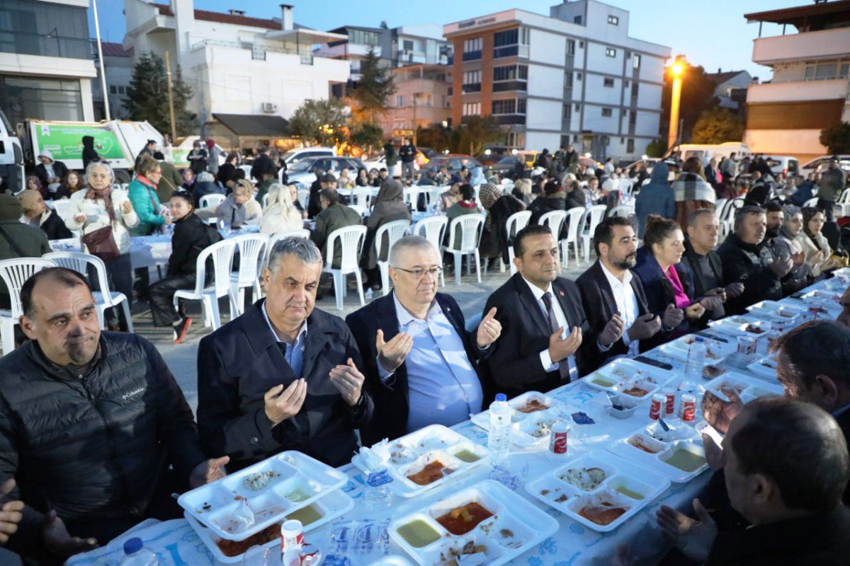 EDREMIT-IFTAR-SOFRALARINDA-BULUSUYOR-10 Edremit Belediyesi İftar Sofralarında Binleri Buluşturuyor