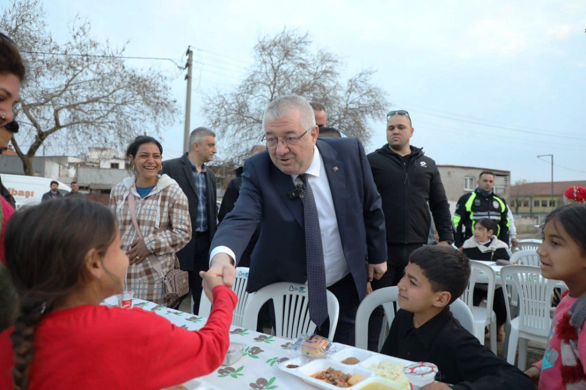 EDREMIT-IFTAR-SOFRALARINDA-BULUSUYOR-11 Edremit Belediyesi İftar Sofralarında Binleri Buluşturuyor