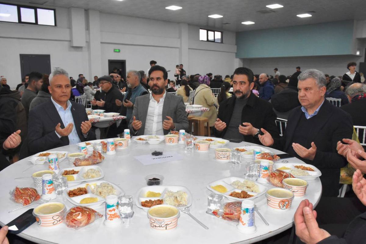 EDREMIT-IFTAR-SOFRALARINDA-BULUSUYOR-2 Edremit Belediyesi İftar Sofralarında Binleri Buluşturuyor