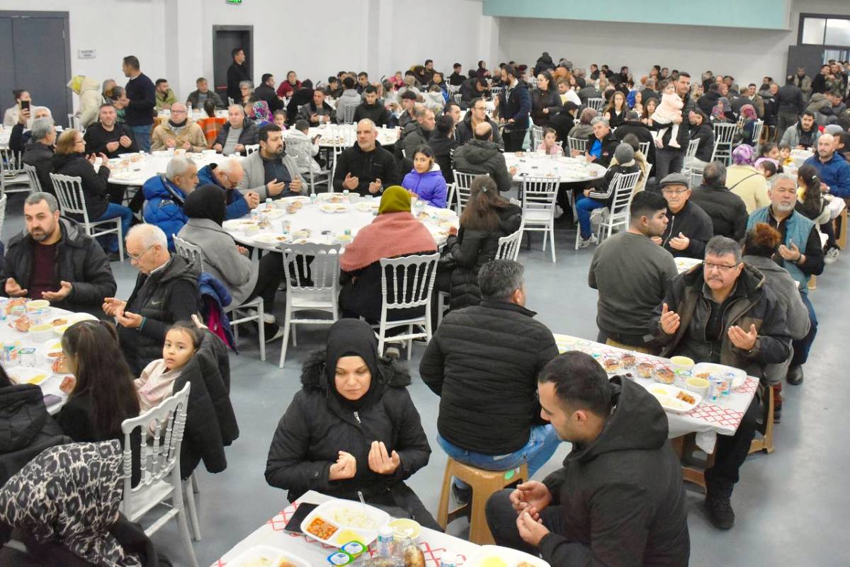 EDREMIT-IFTAR-SOFRALARINDA-BULUSUYOR-3 Edremit Belediyesi İftar Sofralarında Binleri Buluşturuyor