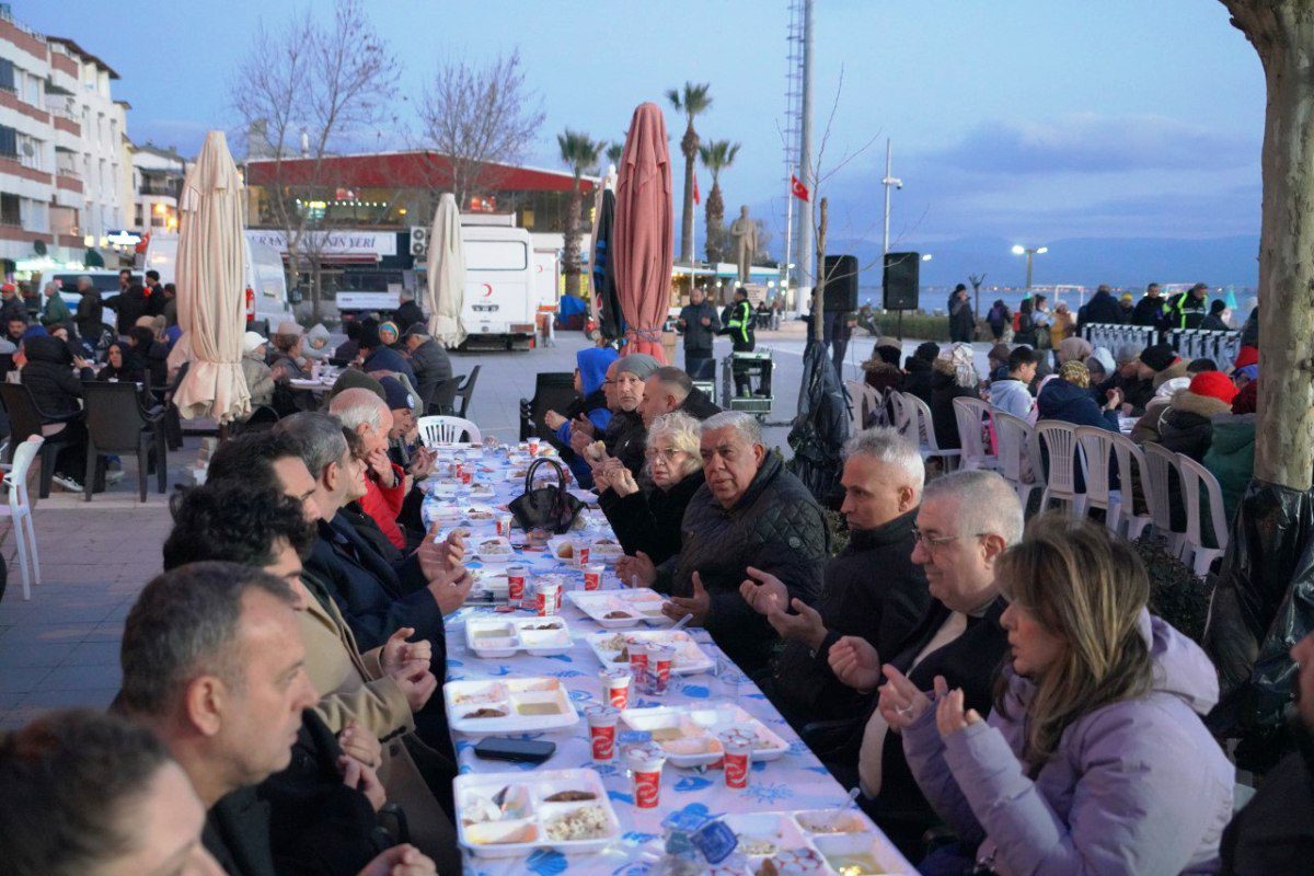 EDREMIT-IFTAR-SOFRALARINDA-BULUSUYOR-5 Edremit Belediyesi İftar Sofralarında Binleri Buluşturuyor