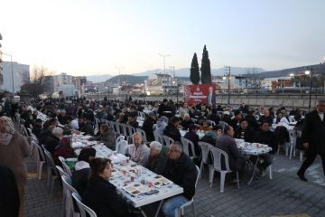 EDREMIT-IFTAR-SOFRALARINDA-BULUSUYOR-7-360x240 Edremit Belediyesi İftar Sofralarında Binleri Buluşturuyor