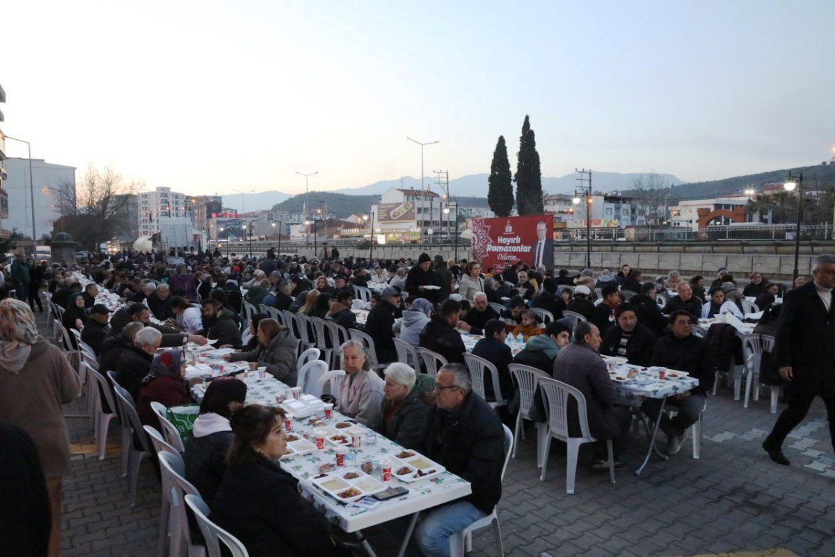 EDREMIT-IFTAR-SOFRALARINDA-BULUSUYOR-7 Edremit Belediyesi İftar Sofralarında Binleri Buluşturuyor
