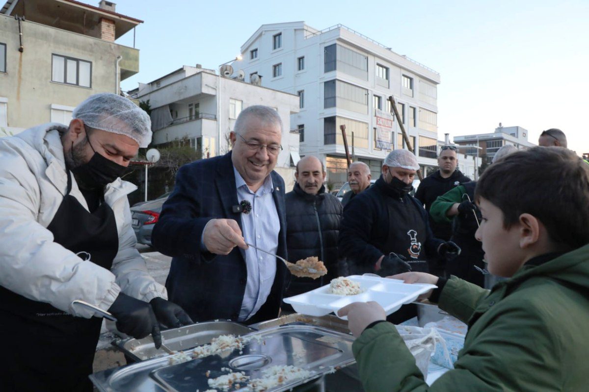 EDREMIT-IFTAR-SOFRALARINDA-BULUSUYOR-8 Edremit Belediyesi İftar Sofralarında Binleri Buluşturuyor