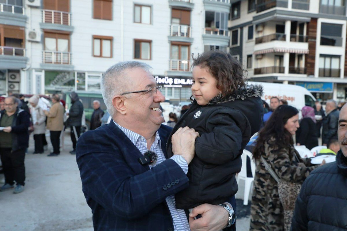 EDREMIT-IFTAR-SOFRALARINDA-BULUSUYOR-9 Edremit Belediyesi İftar Sofralarında Binleri Buluşturuyor