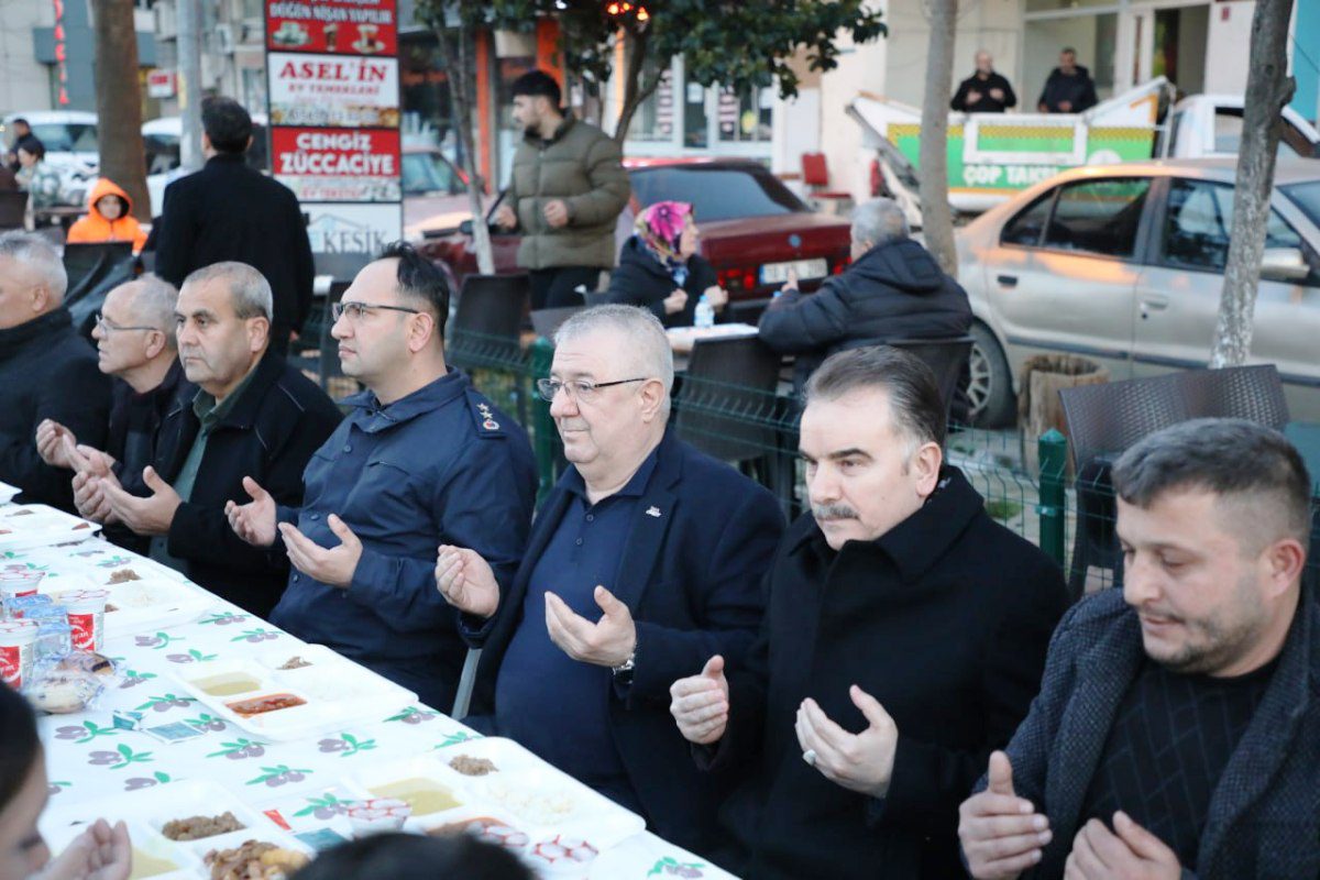 EDREMIT-IFTAR-SOFRALARINDA-BULUSUYOR Edremit Belediyesi İftar Sofralarında Binleri Buluşturuyor