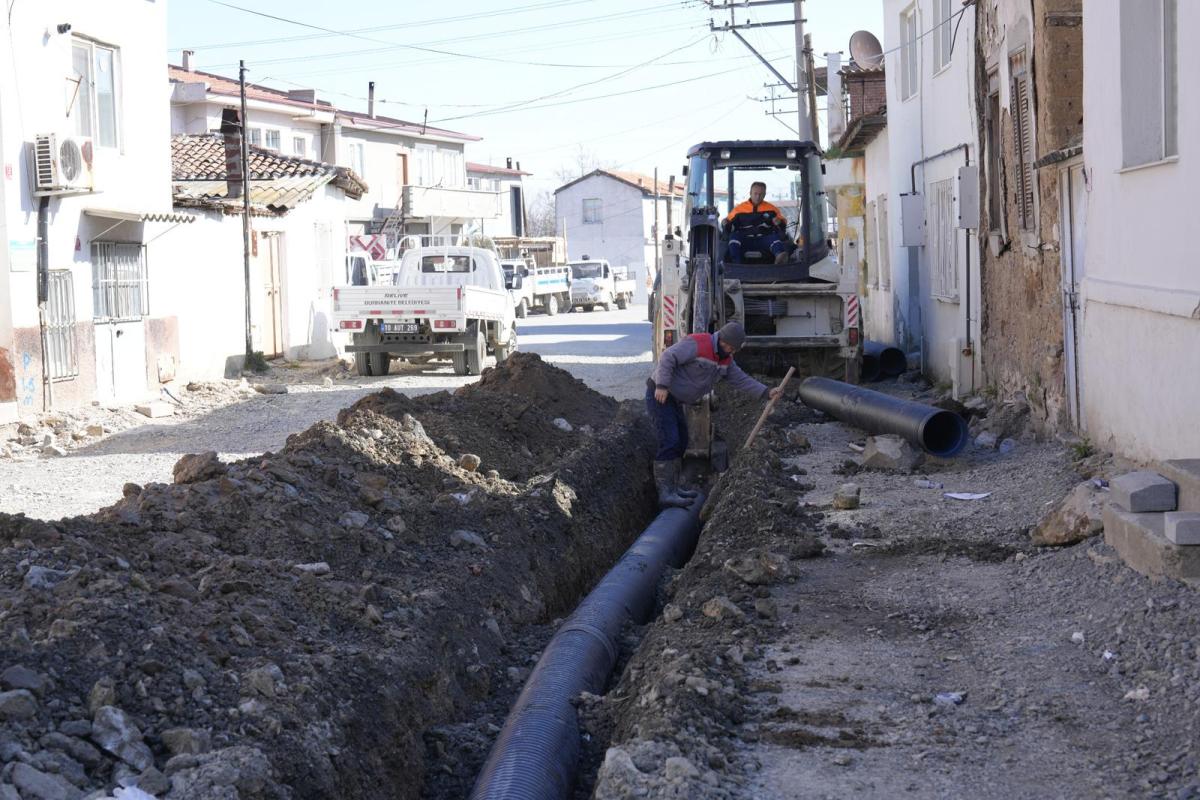 Burhaniye’de Yol ve Altyapı Çalışmaları Hız Kesmeden Sürüyor