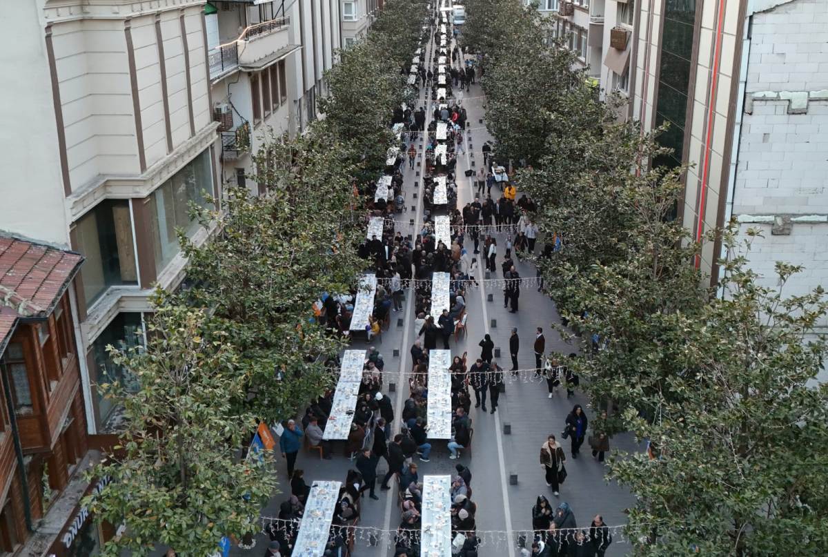 IMG-20260314-WA0263 Balıkesir’de Tarihi An! 10 Bin Kişi Aynı Sofrada Toplandı, Ortaya Çıkan Görüntü Herkesi Duygulandırdı