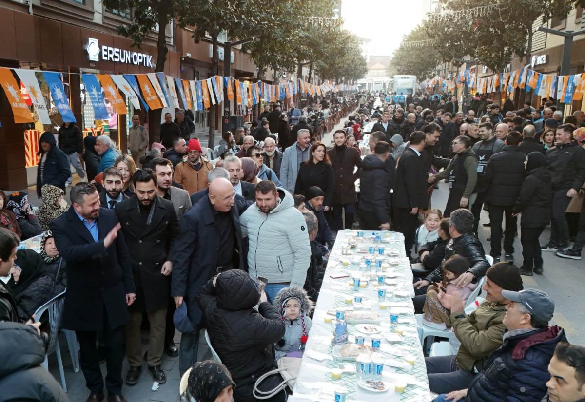 IMG-20260314-WA0267 Balıkesir’de Tarihi An! 10 Bin Kişi Aynı Sofrada Toplandı, Ortaya Çıkan Görüntü Herkesi Duygulandırdı
