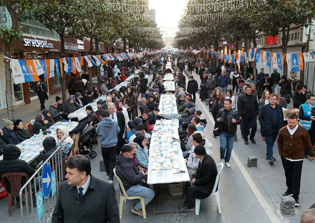 IMG-20260314-WA0278 Balıkesir’de Tarihi An! 10 Bin Kişi Aynı Sofrada Toplandı, Ortaya Çıkan Görüntü Herkesi Duygulandırdı