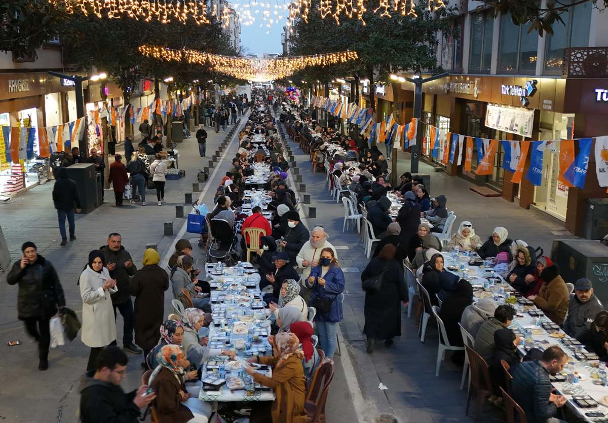 IMG-20260314-WA0279 Balıkesir’de Tarihi An! 10 Bin Kişi Aynı Sofrada Toplandı, Ortaya Çıkan Görüntü Herkesi Duygulandırdı