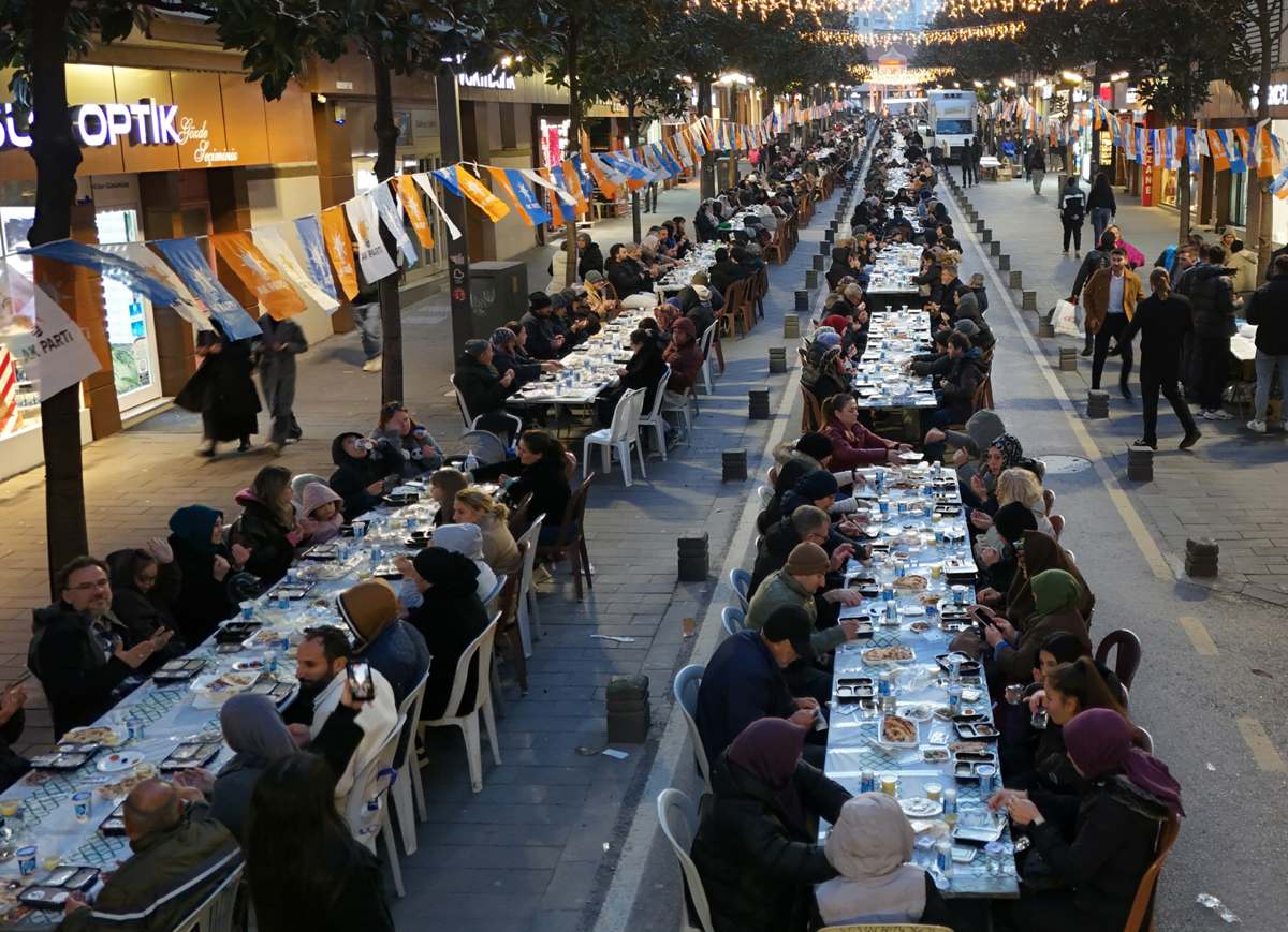 IMG-20260314-WA0280 Balıkesir’de Tarihi An! 10 Bin Kişi Aynı Sofrada Toplandı, Ortaya Çıkan Görüntü Herkesi Duygulandırdı