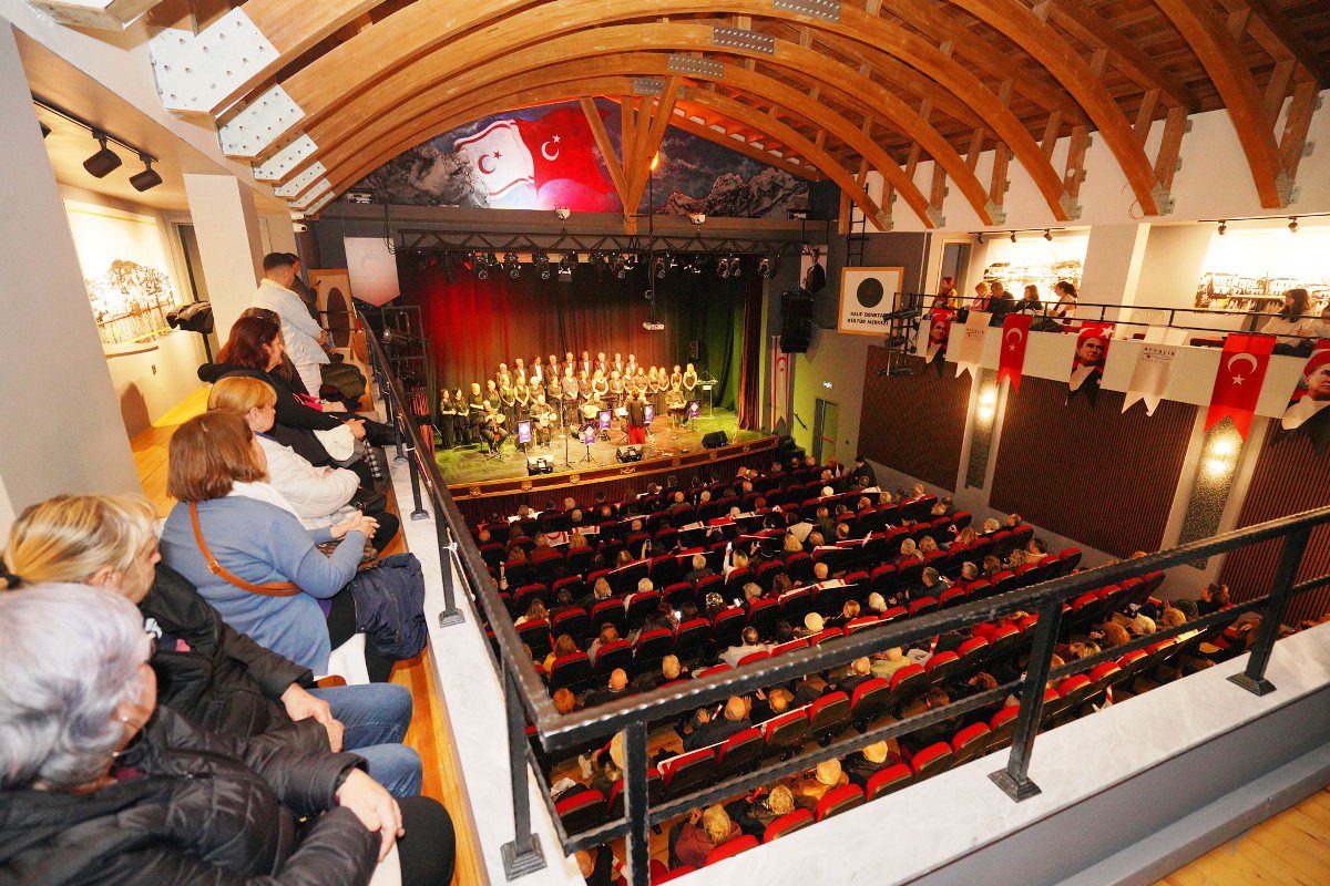 Rauf-Denktas-Kultur-Merkezi-Perdelerini-Acti-1 Ayvalık’ta Rauf Denktaş Kültür Merkezi Açıldı