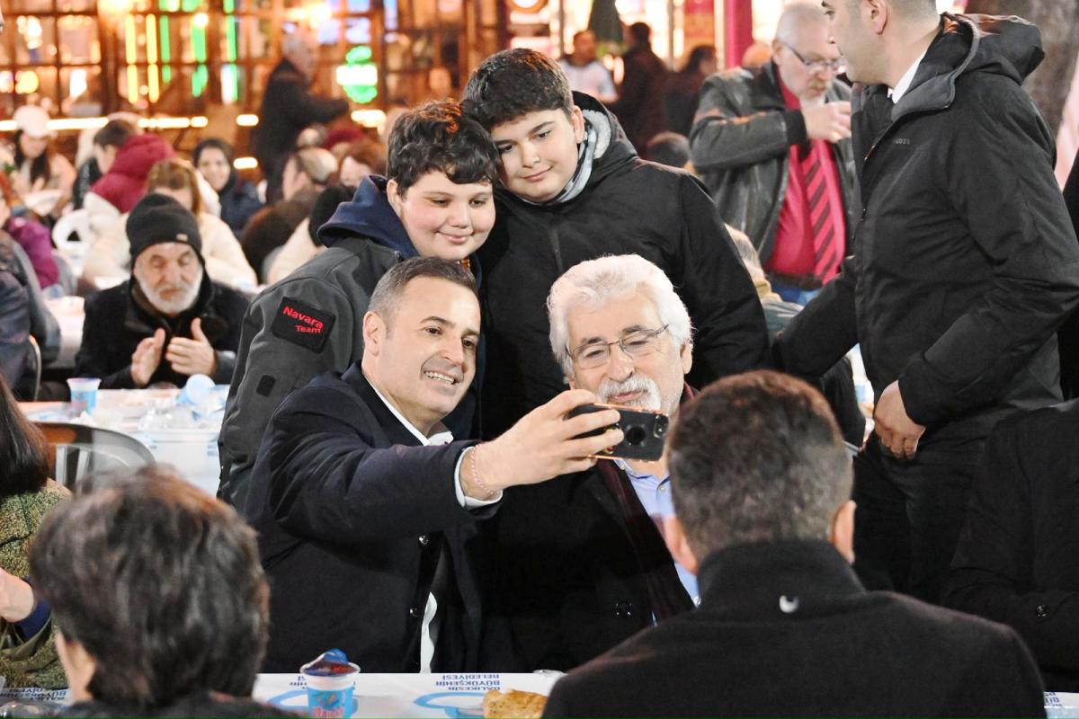 akin_erdekli_hemseriyleriyle_iftar_sofrasinda_bulustu_11 Ahmet Akın Erdek İftar Sofrasında Binlerle Buluştu