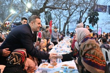 akin_erdekli_hemseriyleriyle_iftar_sofrasinda_bulustu_3-360x240 Ahmet Akın Erdek İftar Sofrasında Binlerle Buluştu