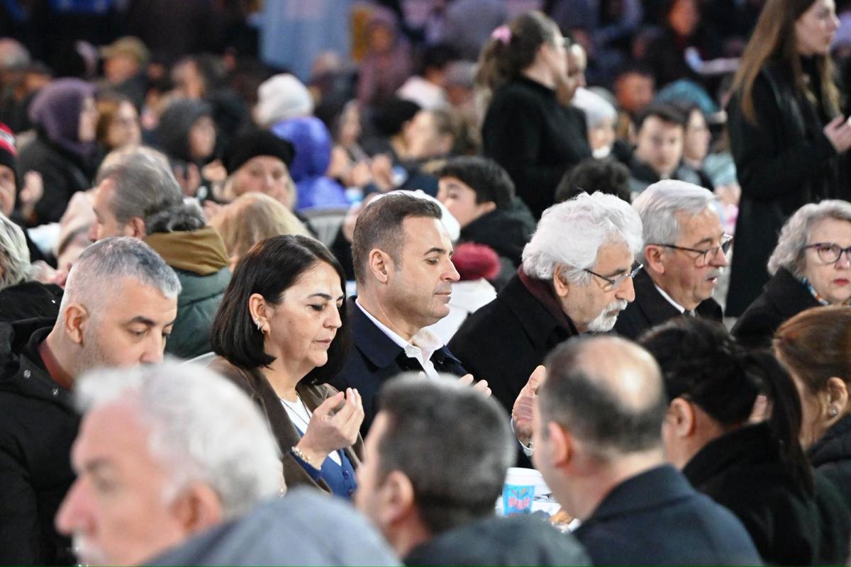 akin_erdekli_hemseriyleriyle_iftar_sofrasinda_bulustu_6 Ahmet Akın Erdek İftar Sofrasında Binlerle Buluştu