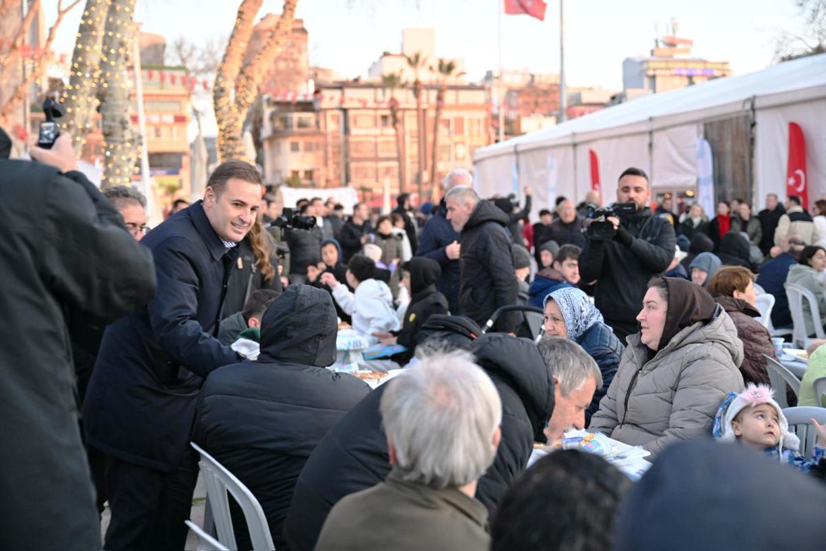 akin_ramazanin_bereketini_ilce_ilce_paylasmaya_devam_ediyor_4 Ahmet Akın Bandırma’da Binlerce Kişiyle İftar Sofrasında Buluştu