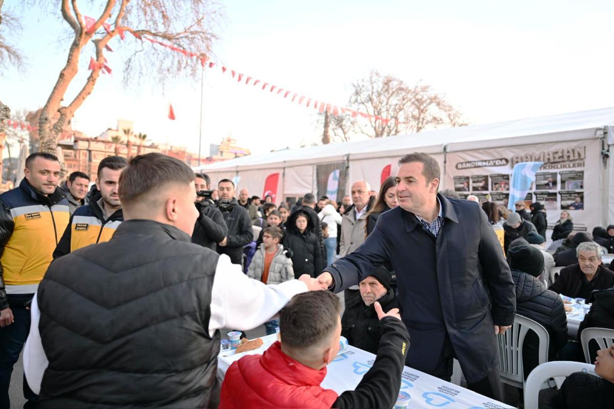 akin_ramazanin_bereketini_ilce_ilce_paylasmaya_devam_ediyor_5 Ahmet Akın Bandırma’da Binlerce Kişiyle İftar Sofrasında Buluştu