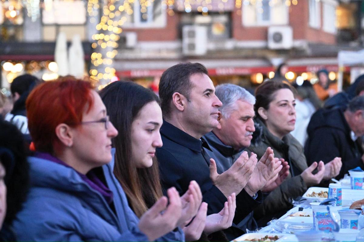 Ahmet Akın Bandırma’da Binlerce Kişiyle İftar Sofrasında Buluştu