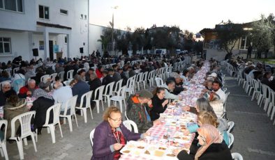 Edremit Belediyesi iftar sofraları Altınoluk’ta kuruldu