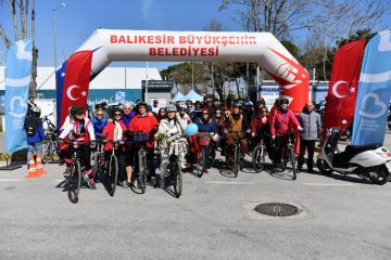 balikesirde_kadinlar_gunu_buyuksehirin_etkinlikleriyle_renklendi_10-360x240 Balıkesir'de Kadınlar Günü Çoşkusu: Ahmet Akın'dan Dev Adım