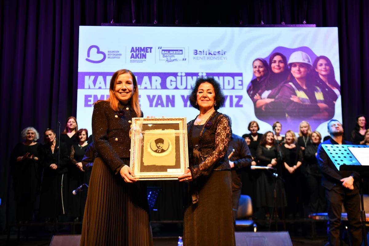 balikesirde_kadinlar_gunu_buyuksehirin_etkinlikleriyle_renklendi_4 Balıkesir'de Kadınlar Günü Çoşkusu: Ahmet Akın'dan Dev Adım