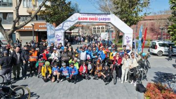 balikesirde_kadinlar_gunu_buyuksehirin_etkinlikleriyle_renklendi_6-360x203 Balıkesir'de Kadınlar Günü Çoşkusu: Ahmet Akın'dan Dev Adım