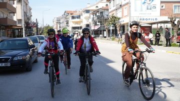 balikesirde_kadinlar_gunu_buyuksehirin_etkinlikleriyle_renklendi_7-360x203 Balıkesir'de Kadınlar Günü Çoşkusu: Ahmet Akın'dan Dev Adım