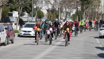 balikesirde_kadinlar_gunu_buyuksehirin_etkinlikleriyle_renklendi_8-360x203 Balıkesir'de Kadınlar Günü Çoşkusu: Ahmet Akın'dan Dev Adım
