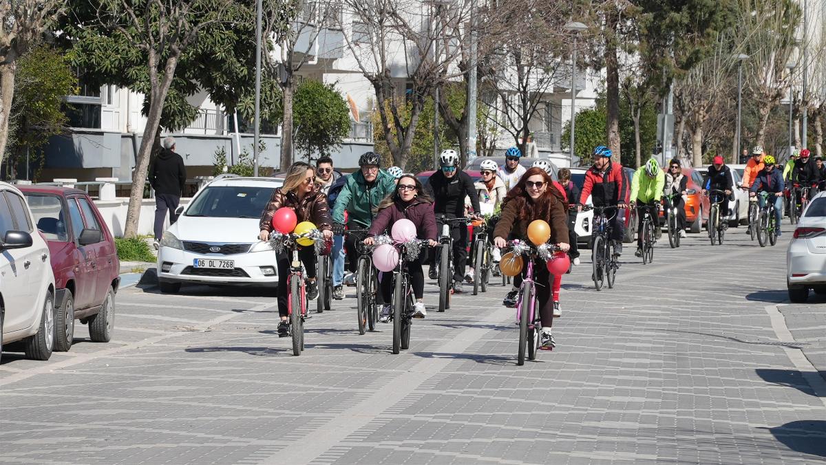 balikesirde_kadinlar_gunu_buyuksehirin_etkinlikleriyle_renklendi_8 Balıkesir'de Kadınlar Günü Çoşkusu: Ahmet Akın'dan Dev Adım