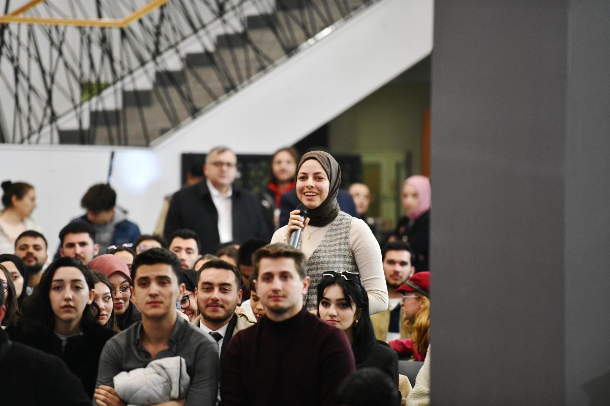 baskan_akin_genclerle_balikesirin_yarinini_konustu_5 Ahmet Akın Gençlerle Buluştu: “Balıkesir’i Birlikte Geleceğe Taşıyacağız”