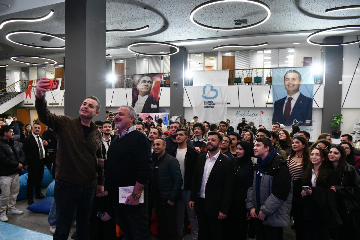 baskan_akin_genclerle_balikesirin_yarinini_konustu_9 Ahmet Akın Gençlerle Buluştu: “Balıkesir’i Birlikte Geleceğe Taşıyacağız”